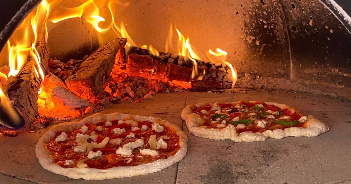 Pizza se peče v peci Ignis